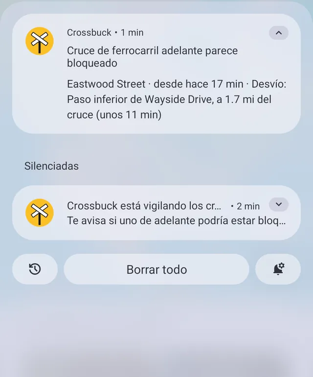 Una notificación de Crossbuck: el cruce de ferrocarril adelante parece bloqueado. Eastwood Street. Desvío: paso inferior de Wayside Drive, a 1.7 mi del cruce, unos 11 minutos.