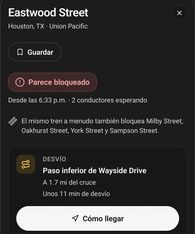 La tarjeta de Eastwood Street en la app Crossbuck: parece bloqueado, 2 conductores esperando. El mismo tren a menudo también bloquea Milby, Oakhurst, York y Sampson Streets. Desvío: el paso inferior de Wayside Drive, a 1.7 mi del cruce, unos 11 minutos más, con un botón Cómo llegar.