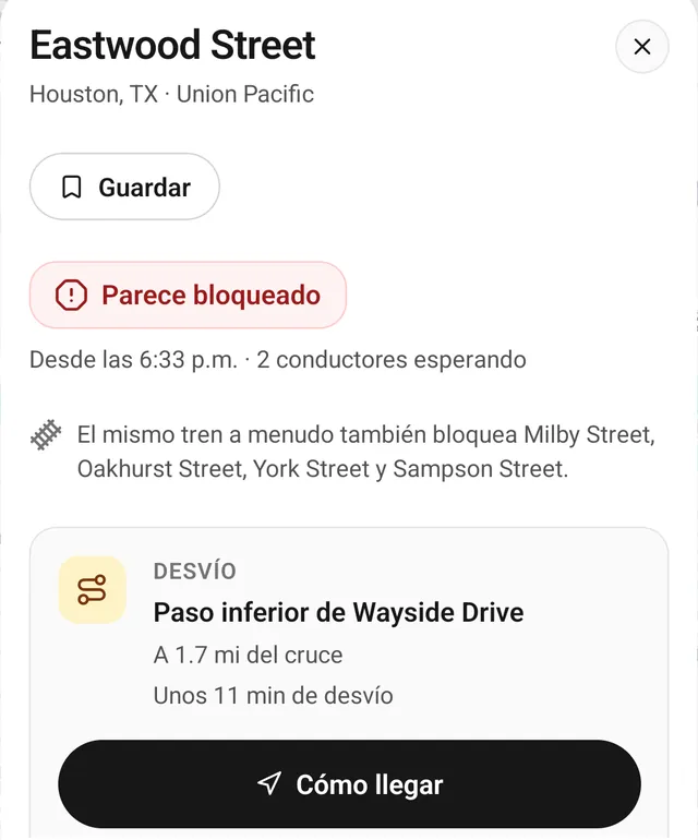La tarjeta de Eastwood Street en la app Crossbuck: parece bloqueado, 2 conductores esperando. El mismo tren a menudo también bloquea Milby, Oakhurst, York y Sampson Streets. Desvío: el paso inferior de Wayside Drive, a 1.7 mi del cruce, unos 11 minutos más, con un botón Cómo llegar.