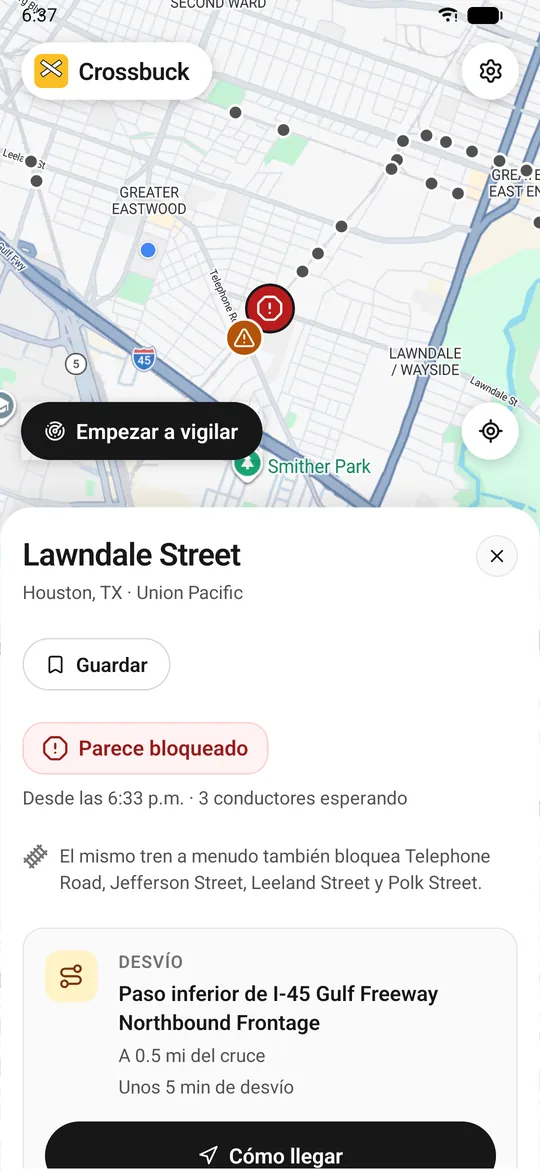 La tarjeta de Lawndale Street en Android: parece bloqueado desde las 6:33 p.m., 3 conductores esperando; el mismo tren a menudo también bloquea Telephone Road, Jefferson Street, Leeland Street y Polk Street; desvío por el paso inferior de la vía lateral de la I-45 Gulf Freeway.
