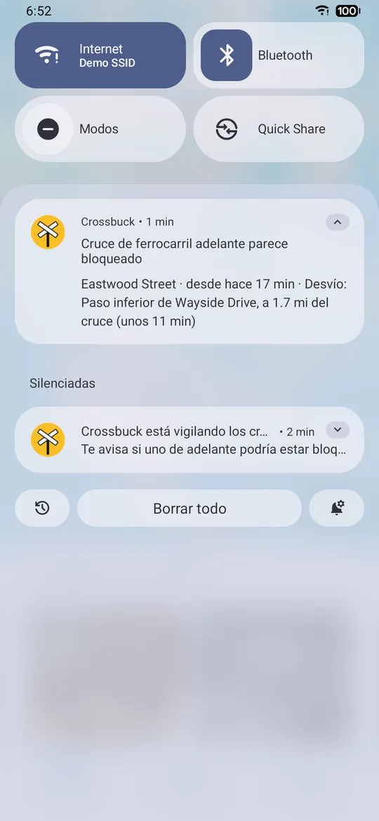 Una notificación de Crossbuck en Android: el cruce de ferrocarril adelante parece bloqueado, Eastwood Street, desde hace 17 minutos, desvío por el paso inferior de Wayside Drive, a 1.7 mi del cruce, unos 11 minutos.